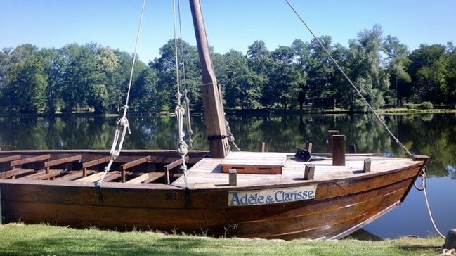 Grosse barque sur la Dordogne à Beaulieu